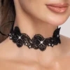 Halsband mit Perlen und Glitzersteinen