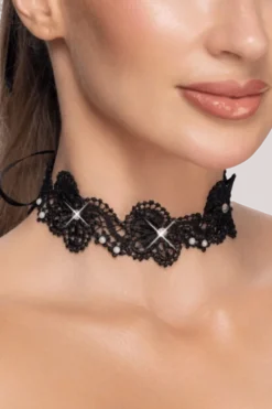 Halsband mit Perlen und Glitzersteinen