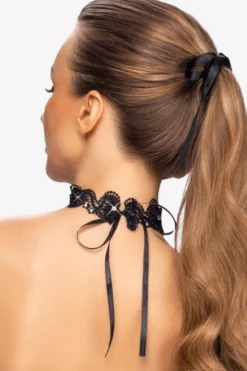 Halsband mit Perlen und Glitzersteinen