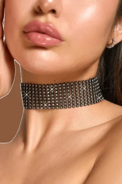 Halsband mit Strasssteinen