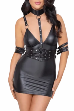 Minikleid aus Wetlook mit Nieten und Riemen