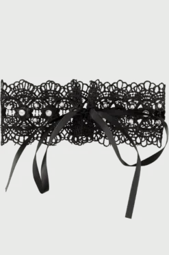 Spitzenhalsband mit Perlen und Strasssteinen