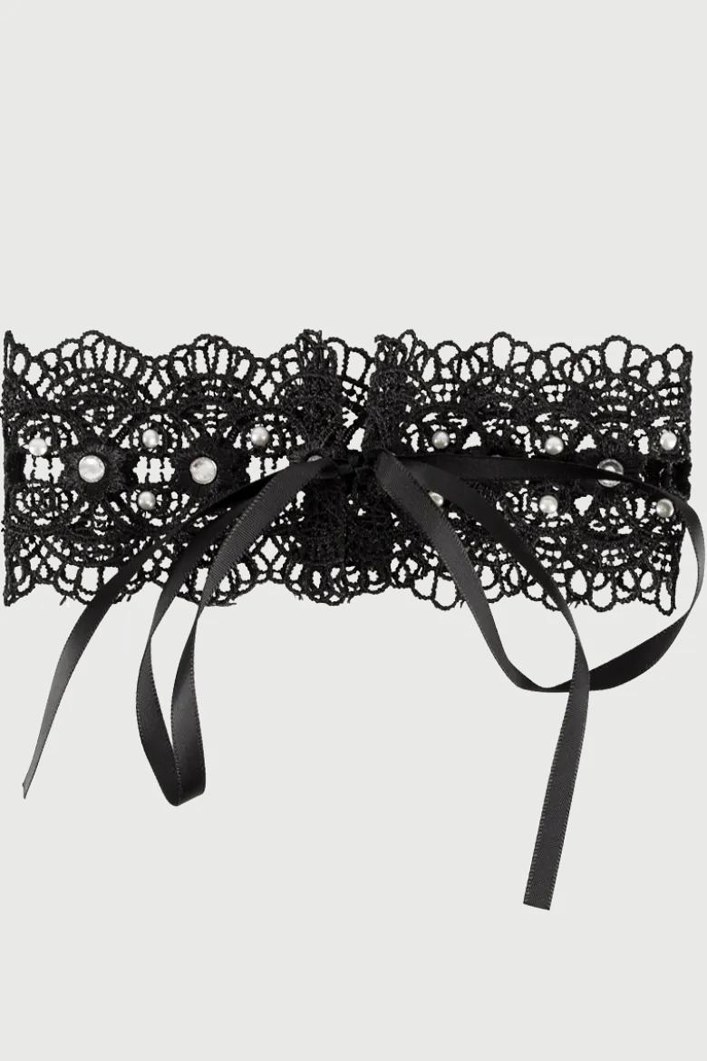 Spitzenhalsband mit Perlen und Strasssteinen